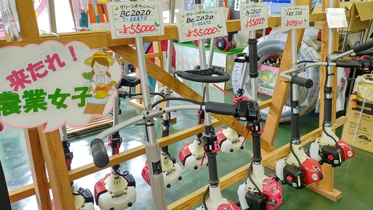 店頭に並ぶ各社の刈払機